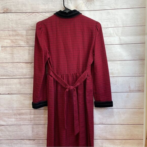 VINTAGE PLAZA SOUTH RED CHECK MIDI DRESS WITH VELVET COLLAR AND CUFFS - Picture 6 of 8
